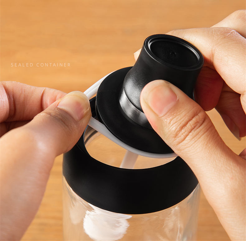 Robo Coco Spice Jug Seasoning Jar Spice Condiment Storage Container with Spoon 250ml - Black