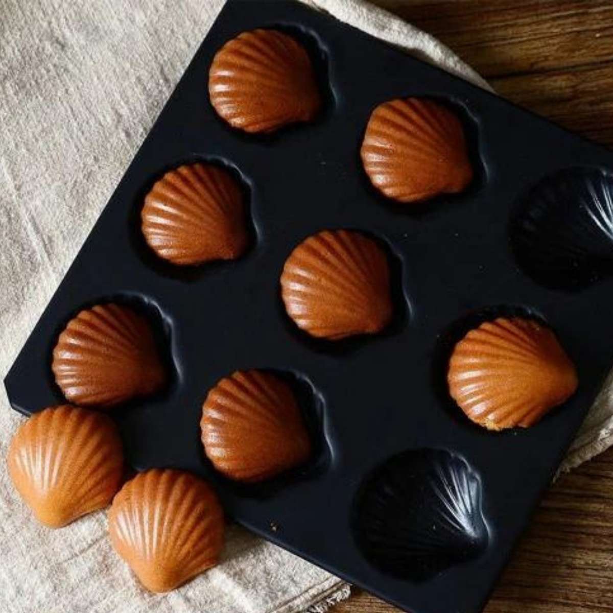 Tiger Crown Cockshell Cake Baking Pan 9P Black